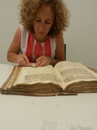 Gemma Mª Contreras trabajando sobre un manuscrito.